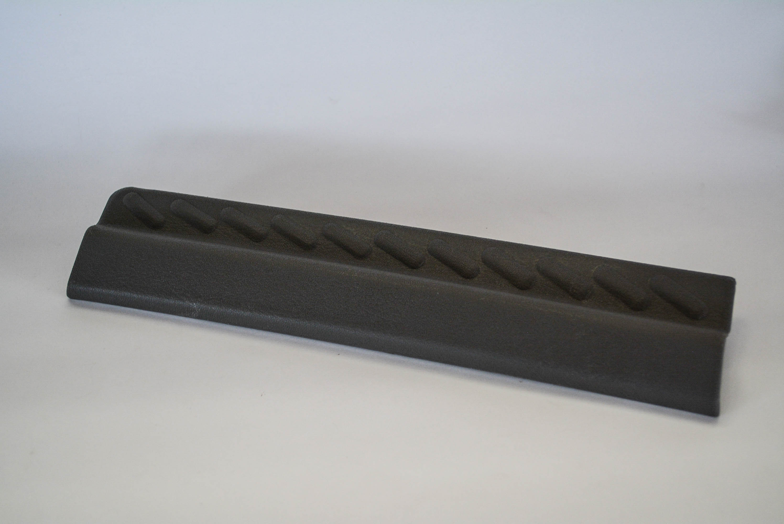 MOLDURA PISA ALFOMBRA TSURU III IZQUIERDO GRIS | FEREL | ACCESORIOS AUTOMOTRICES | ACCESORIOS | MOLDURA AUTOMOTRIZ